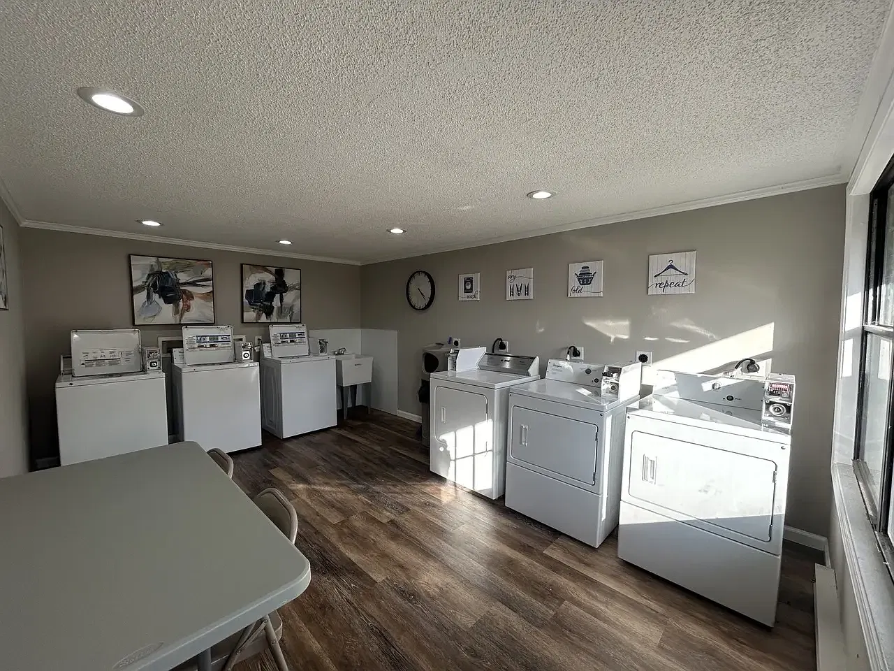 124 Waterbury Ct — Photo 4
