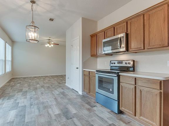 2nd image of 985 Oak Lynn Dr
