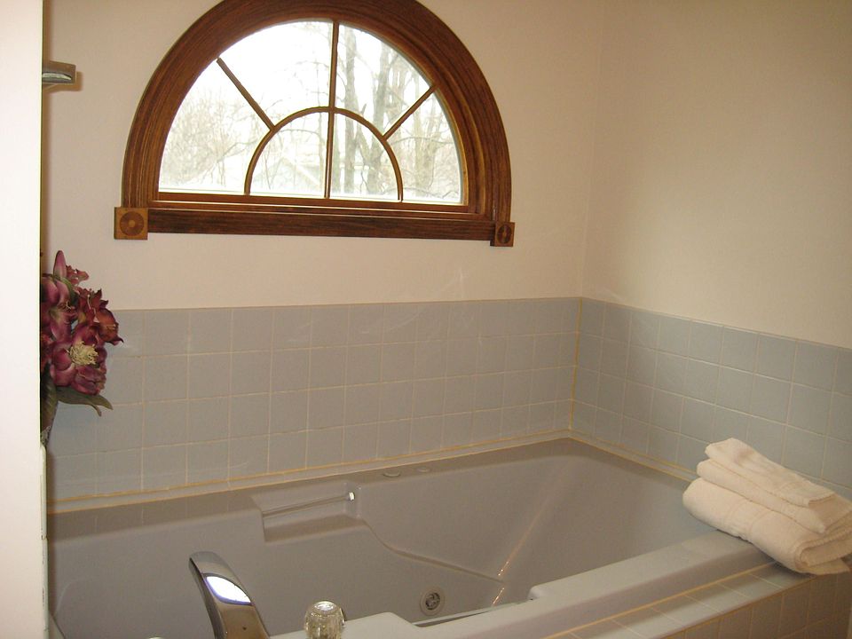 2nd image of 460 Palm Dr