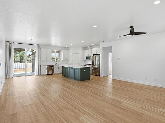 5th image of 615 W Field Ave