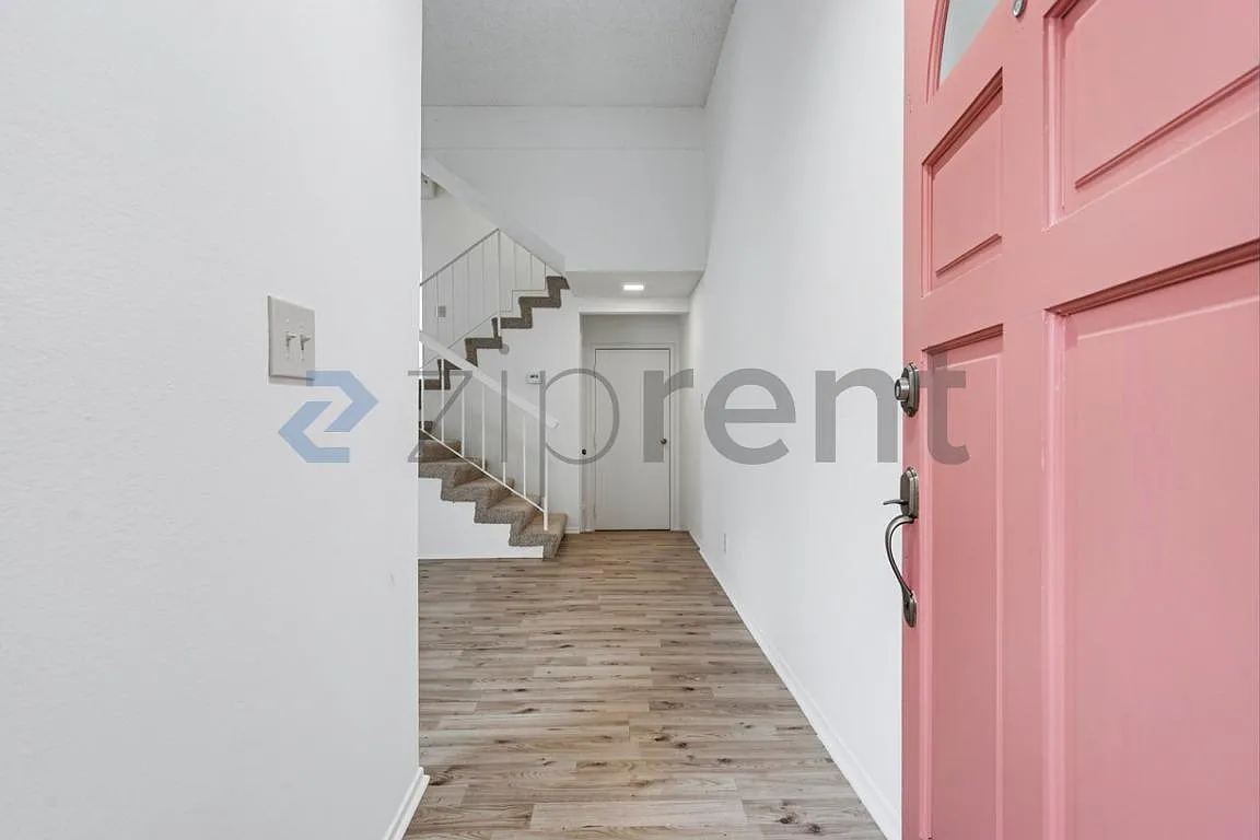 3 bed, 2.5 bath, 1751 sqft, $4,050 — Photo 2