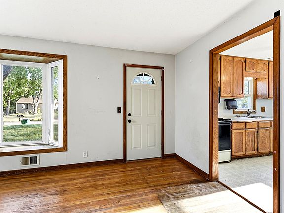 4th image of 548 82nd Ave NE