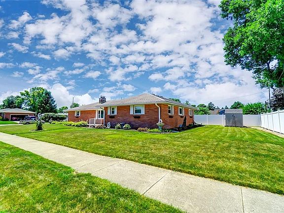 3rd image of 422 Robin Hood Ln