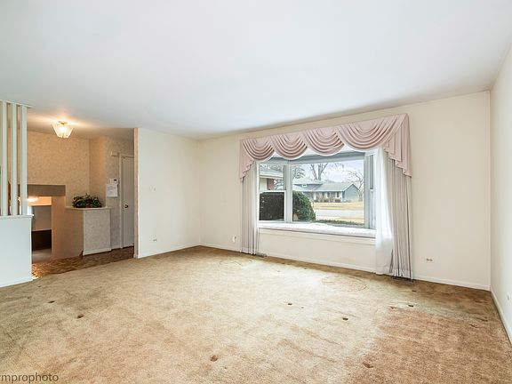 3rd image of 951 Lonsdale Rd