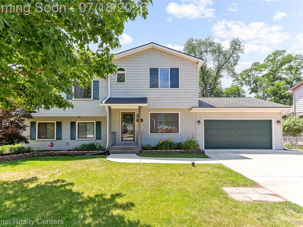 9175 Pennfield Ave, White Lake, MI 48386