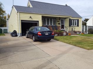 63 Oakwood Ave, Farmingdale, NY 11735