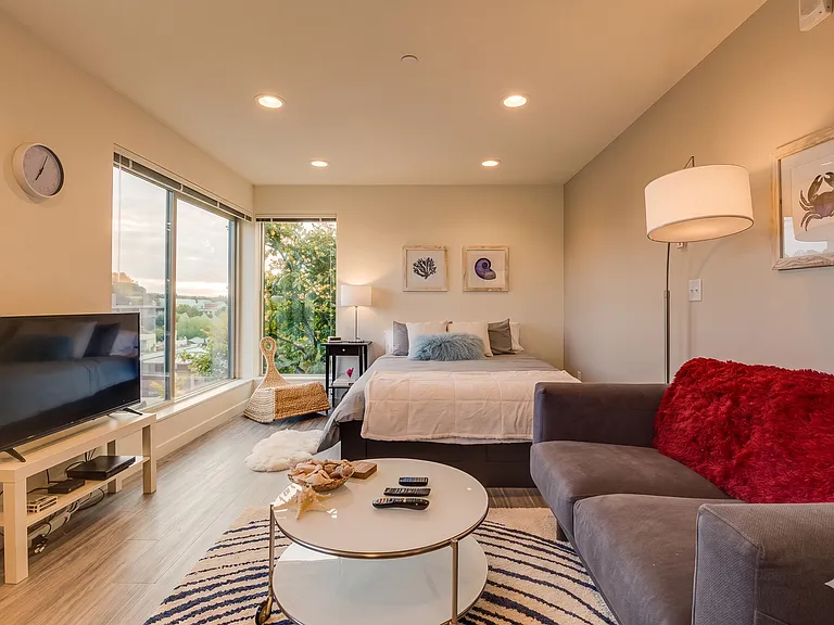 Discover Urban Serenity: Stylish Property in Capitol Hill's Pulse — Photo 5