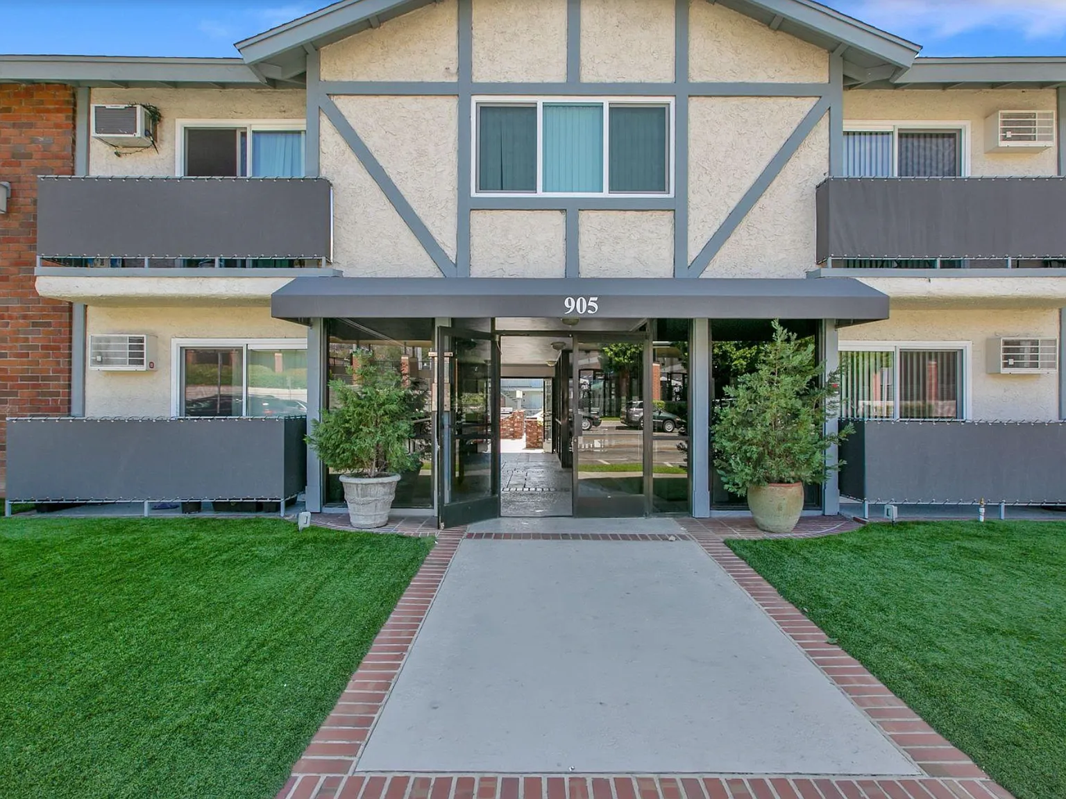 905 North 3rd Comfort, Community & Convenience in Vibrant Burbank — Photo 1