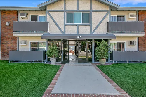 905 North 3rd Comfort, Community & Convenience in Vibrant Burbank Photo 1