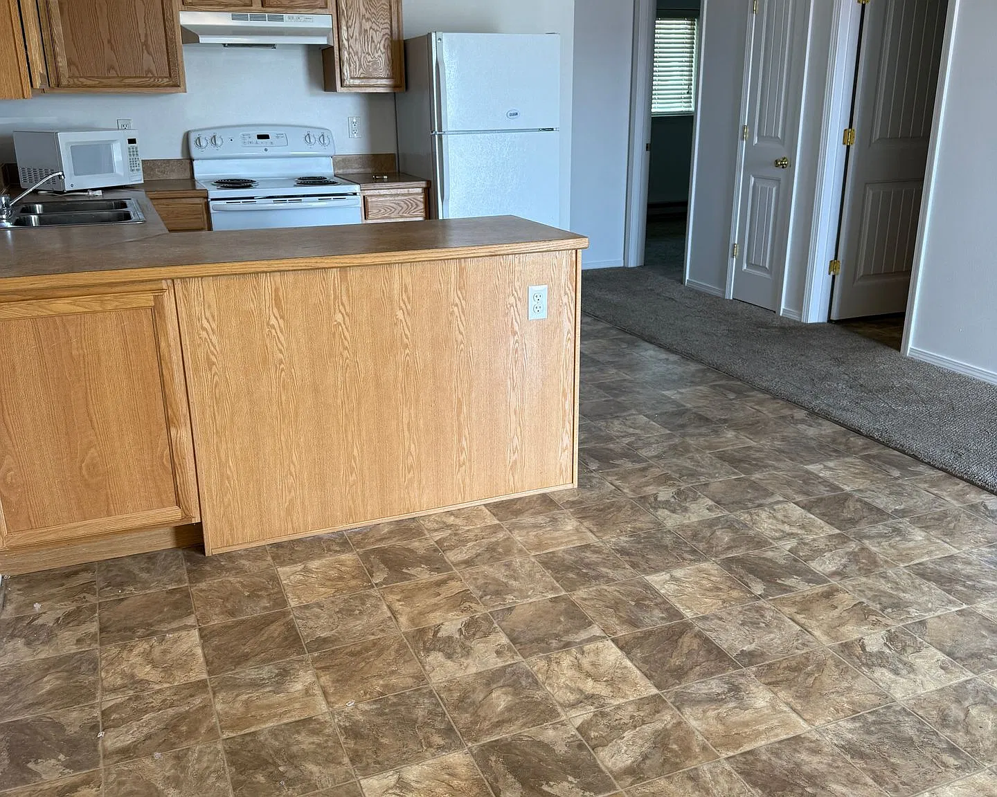 Centrally located, Cozy 2 Bedroom 1 Bath — Photo 4