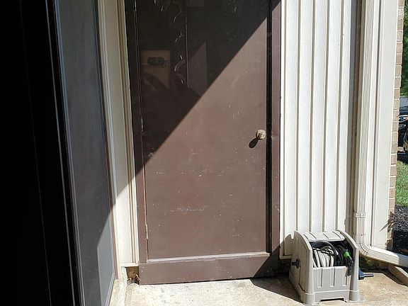 3rd image of 906 Arborley Ct