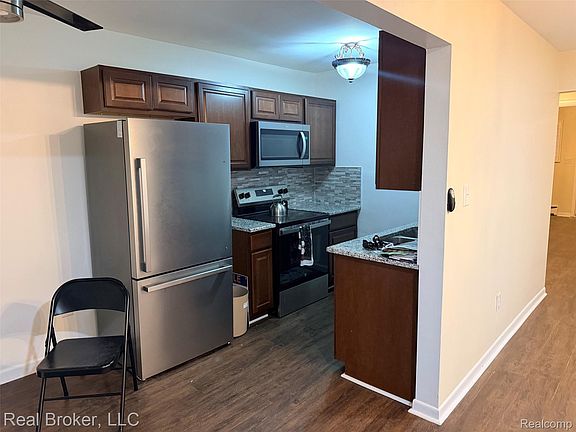 5th image of 22444 Kelly Rd APT 11