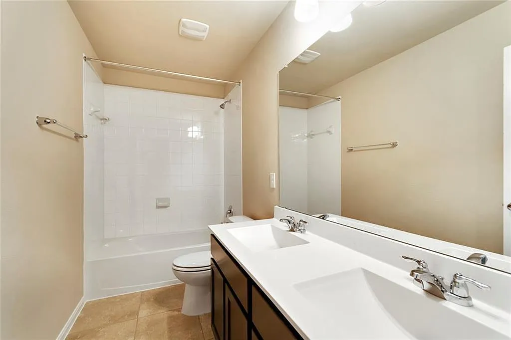 5 bed, 3.0 bath, 2422 sqft, $2,295 — Photo 4