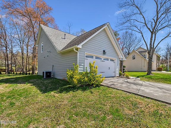 4th image of 748 Shady Springs Ln