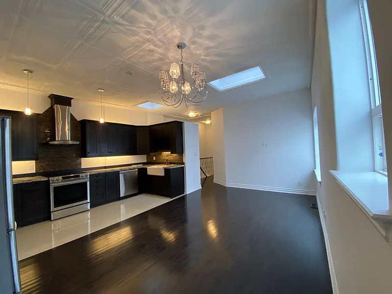 385 Jane St #UPPER FRONT — Photo 1