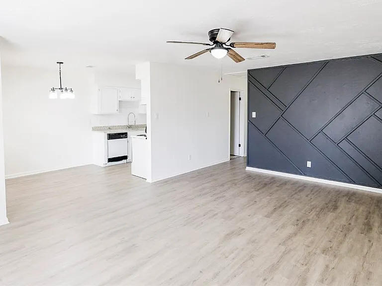 1202 Airline Dr — Photo 1