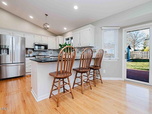 5th image of 828 N Hill Trl