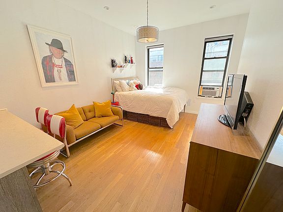 3rd image of 212 E 13th St #Penthouse C