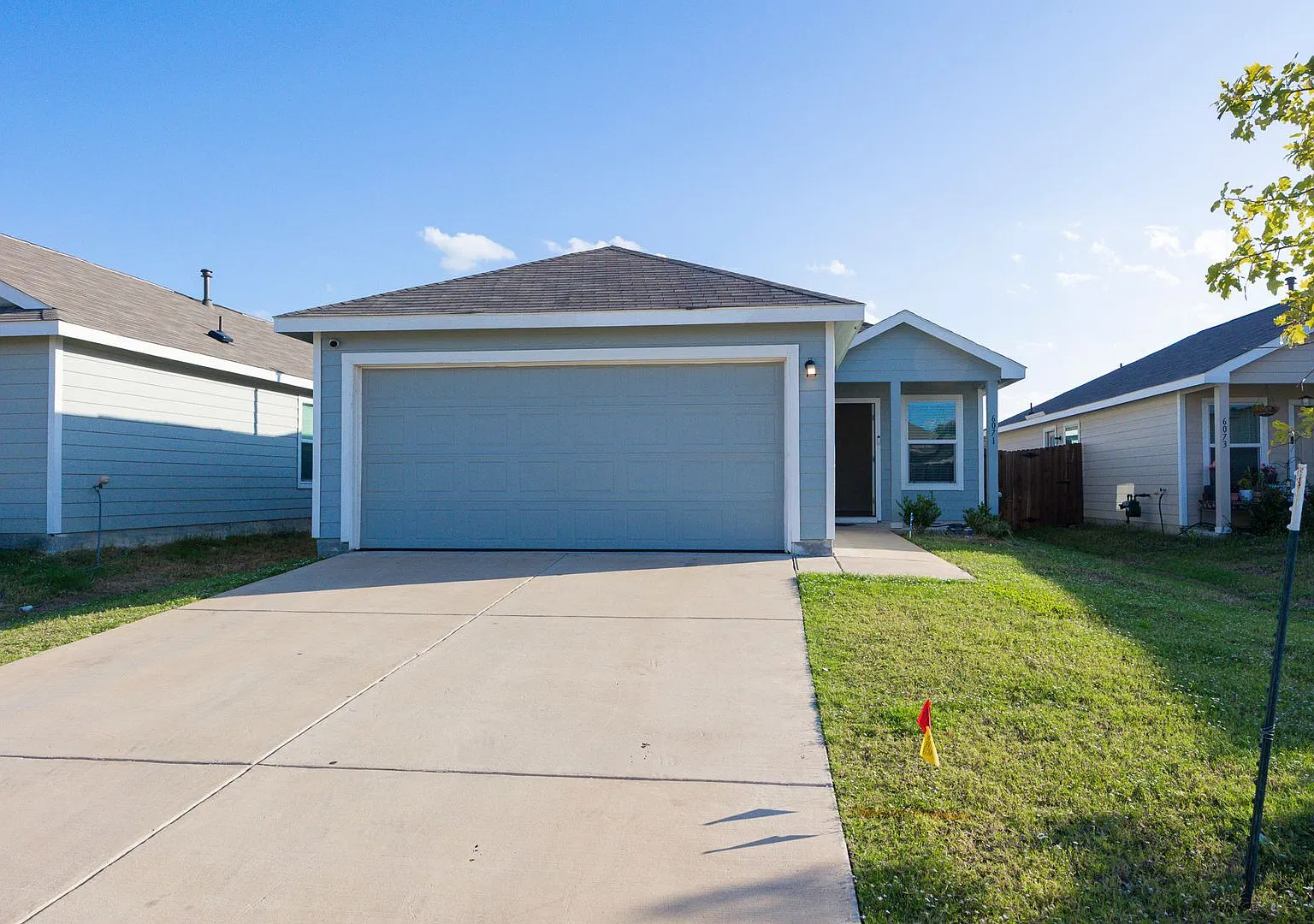 Special offer: One Week Rent Free! Modern Elegance with an Outdoor Retreat! Beautifully Upgraded ... — Photo 2