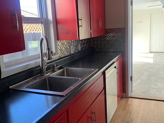 4th image of 209 W Edwards St