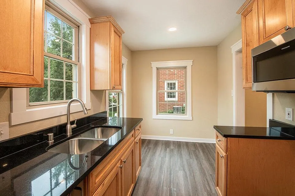 Eat-In Kitchen