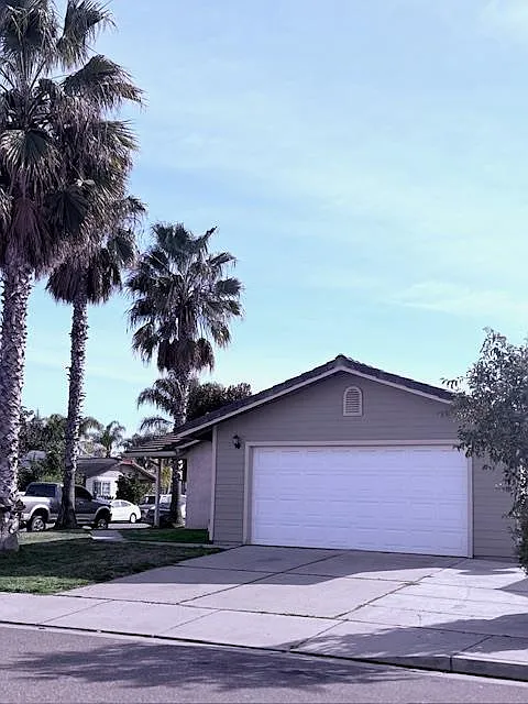 817 Zelkova Ln photo 1