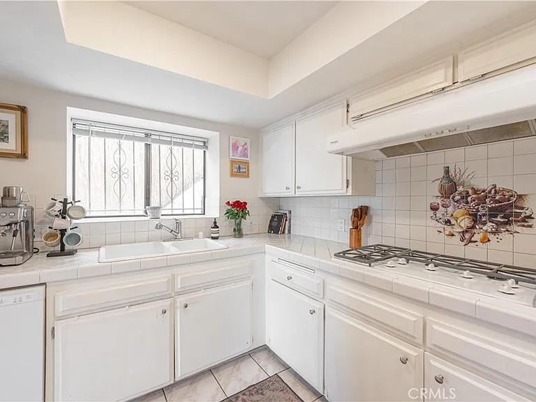 1350 E Tujunga Ave — Photo 21