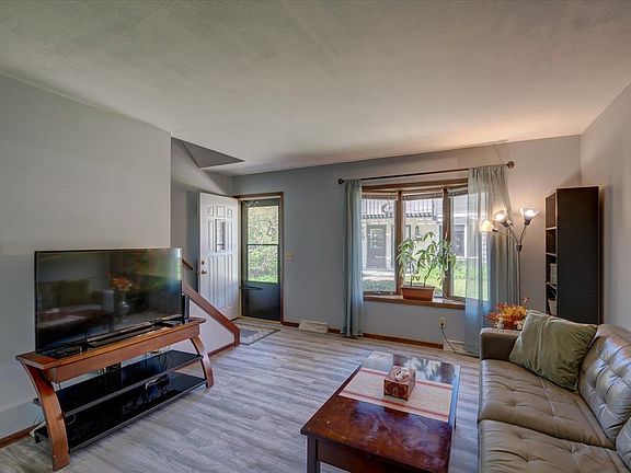 5th image of 132 N Lakewood Gdns #132