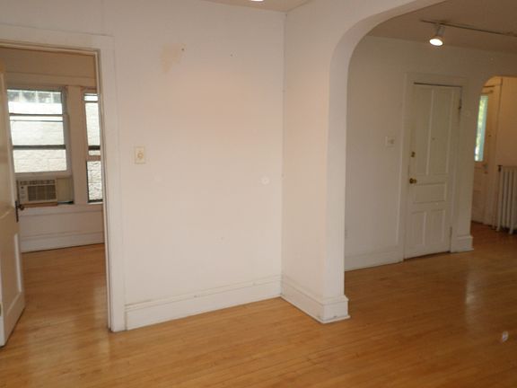 5th image of 1743 W Cornelia Ave #2