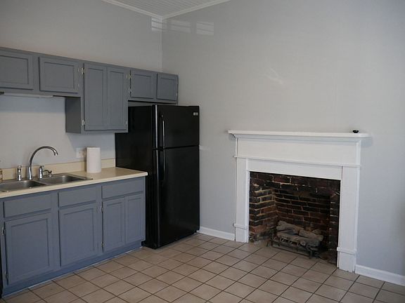 2nd image of 918 Franklin St APT 1