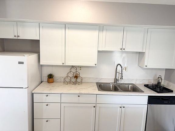 2nd image of 224-226 N Birchwood Dr #224