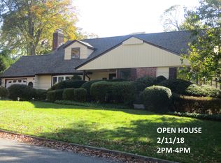 10 Wilshire Dr, Great Neck, NY 11020