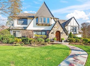 6 Darley Rd, Great Neck, NY 11021