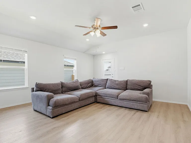 162 Ellenora Dr — Photo 6