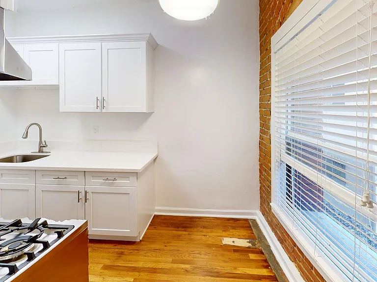 Saint Andrews Manor Apartments — Photo 9