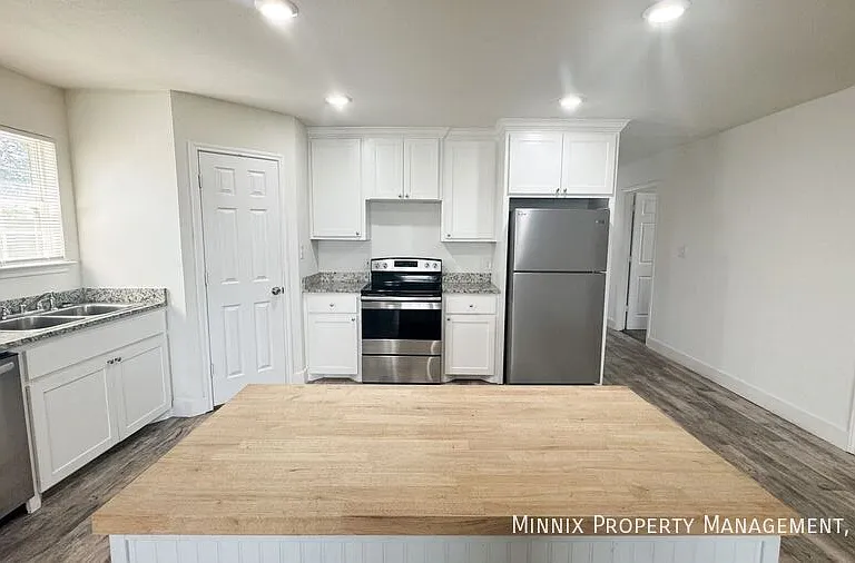 1519 E 14th St — Photo 3