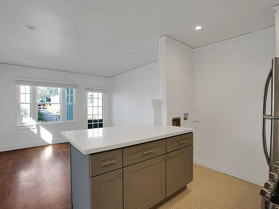 5th image of 221 W Micheltorena St APT 8