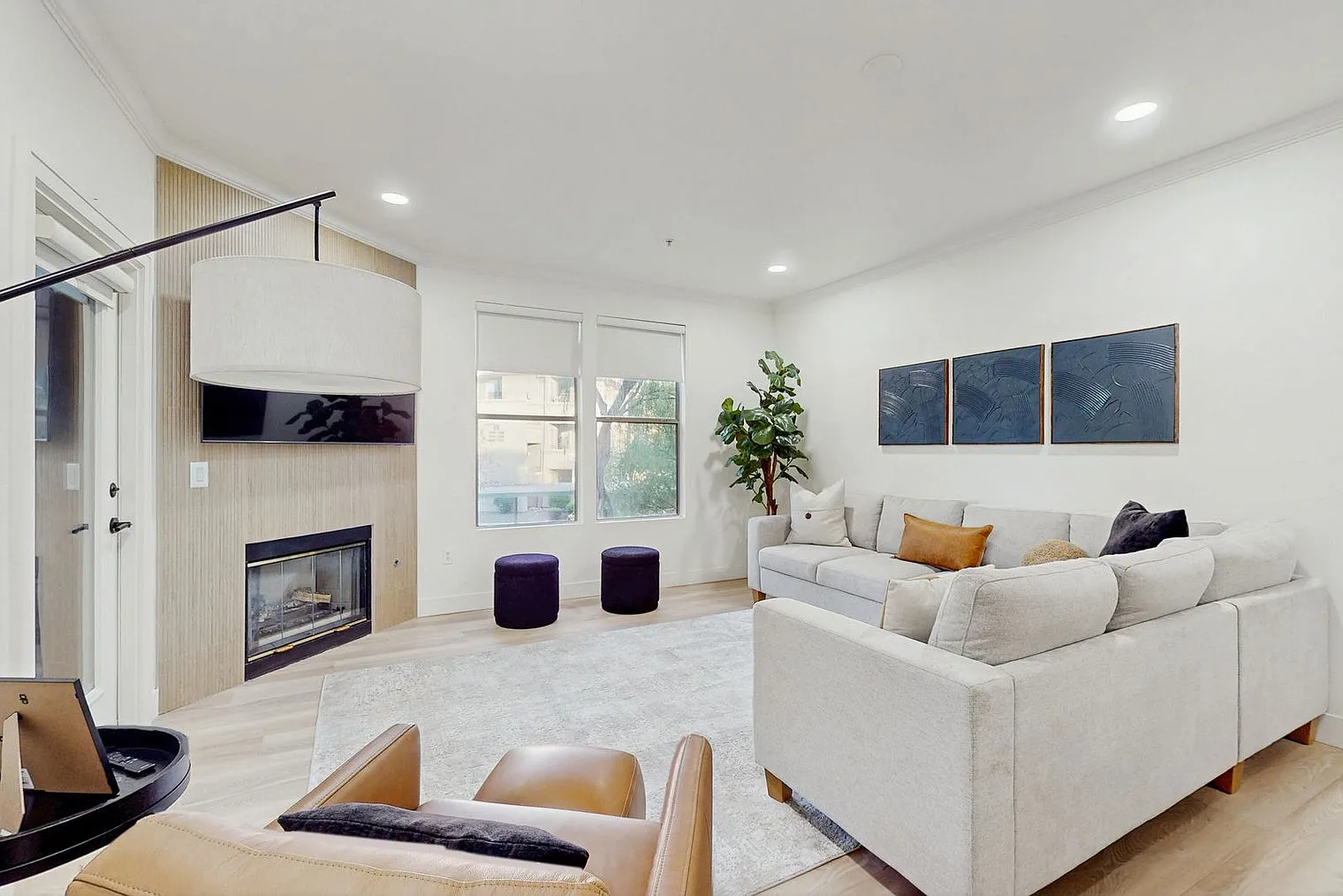 3 bed, 2.0 bath, 1323 sqft, $3,139 — Photo 2