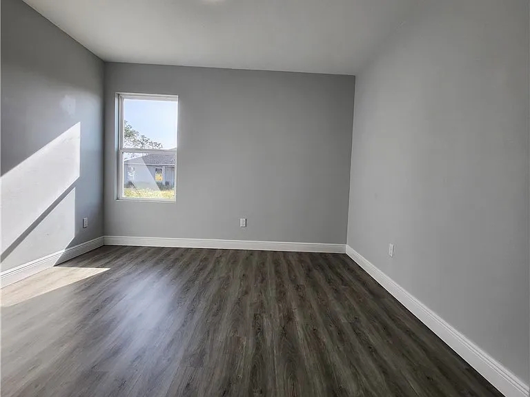 6918 Dickinson Dr — Photo 8