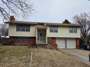 916 W 10th St, Newton, KS 67114