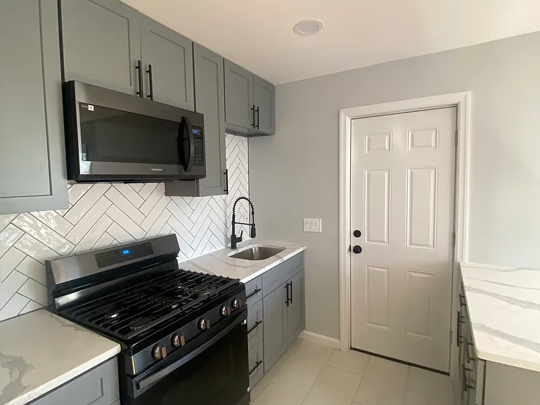 641-43 E 6th St #B — Photo 2