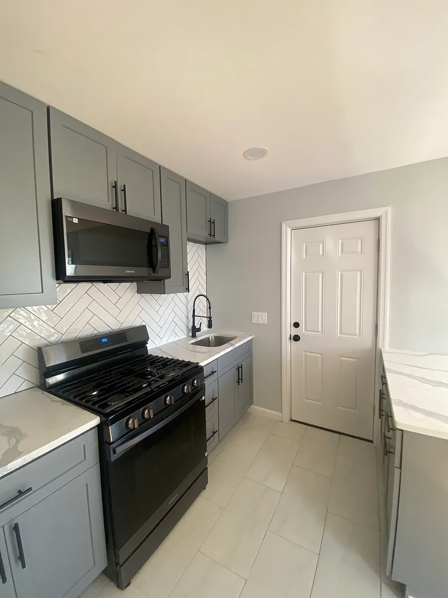 Building Photo - 641-43 E 6th St #B