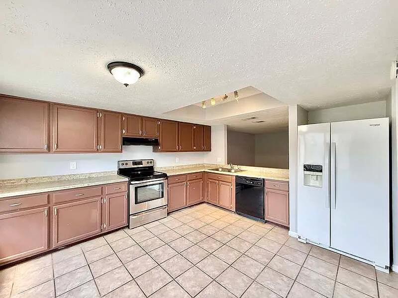 3 bed, 2.0 bath, 1757 sqft, $1,895 — Photo 3
