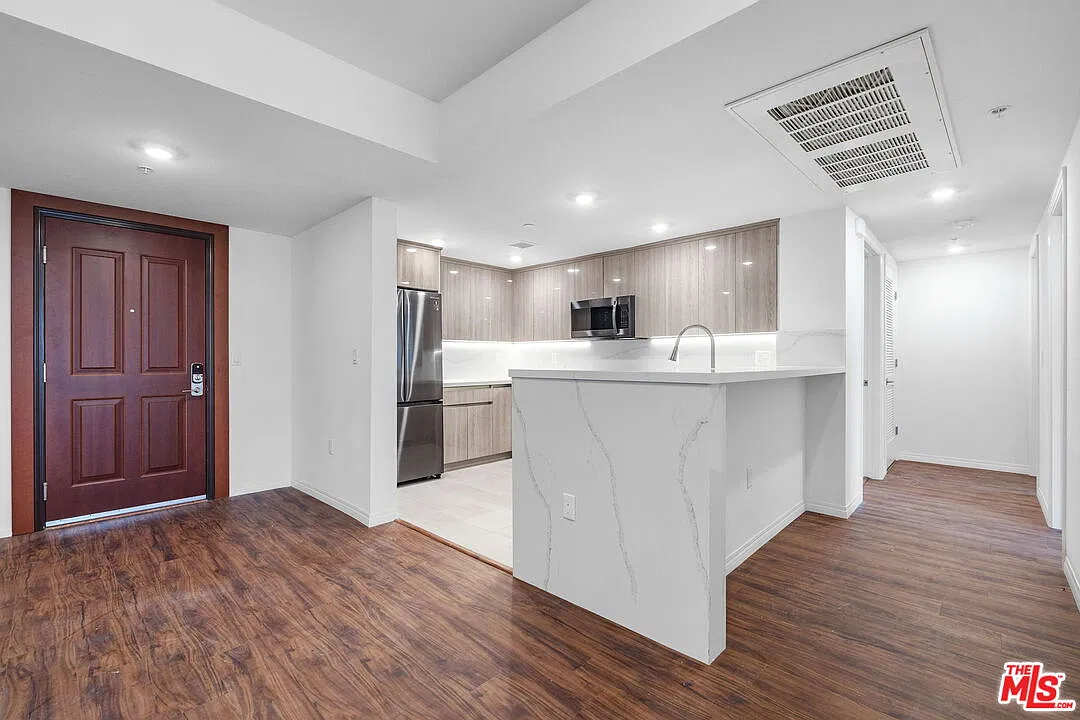 3 bed, 3.0 bath, 1400 sqft, $4,000 — Photo 2