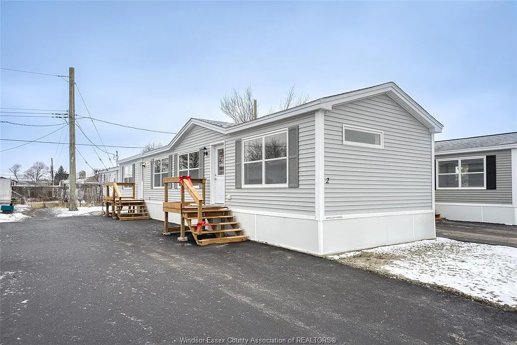 2 Linda Cres photo 1
