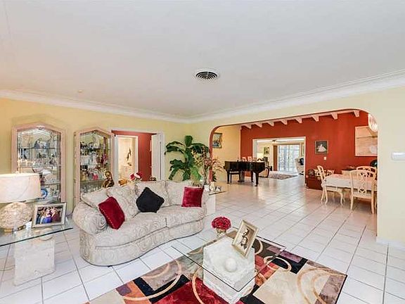 4th image of 1610 Country Club Prado