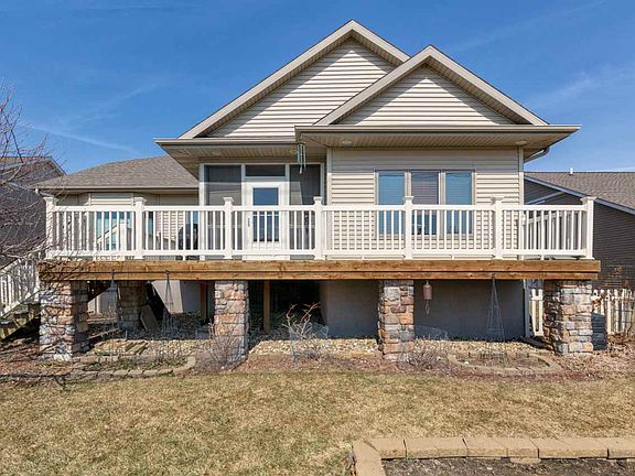 4th image of 301 Spruce Hills Dr