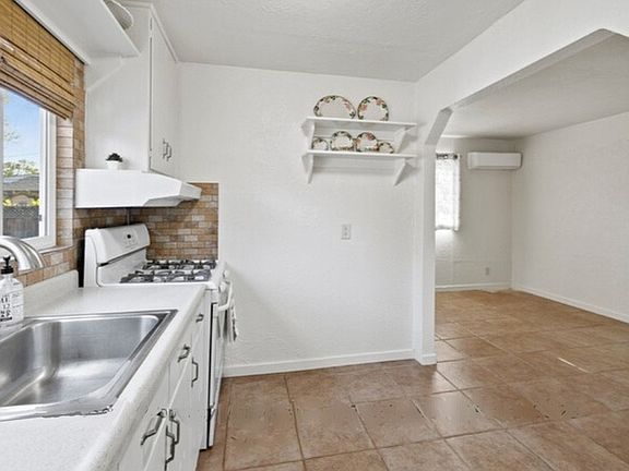 4th image of 1660 Jennings Ave