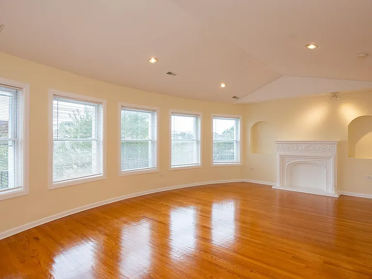 7554 N Claremont Ave #2 — Photo 3