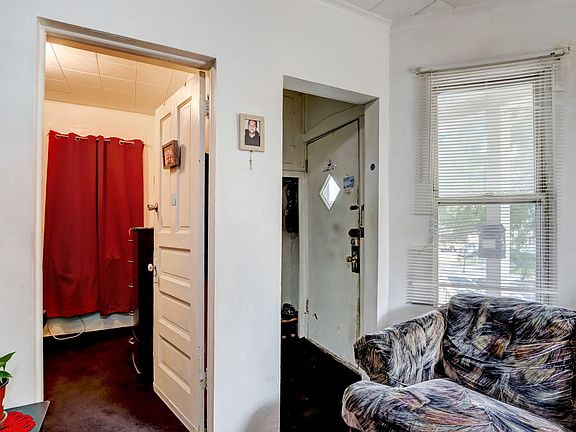 5th image of 3904 W Montrose Ave